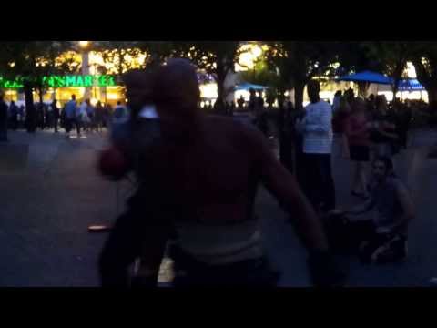Shawn Obasi sparring con un boxeador en la calle
