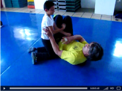 Sifu Emin haciendo sparring con los niños